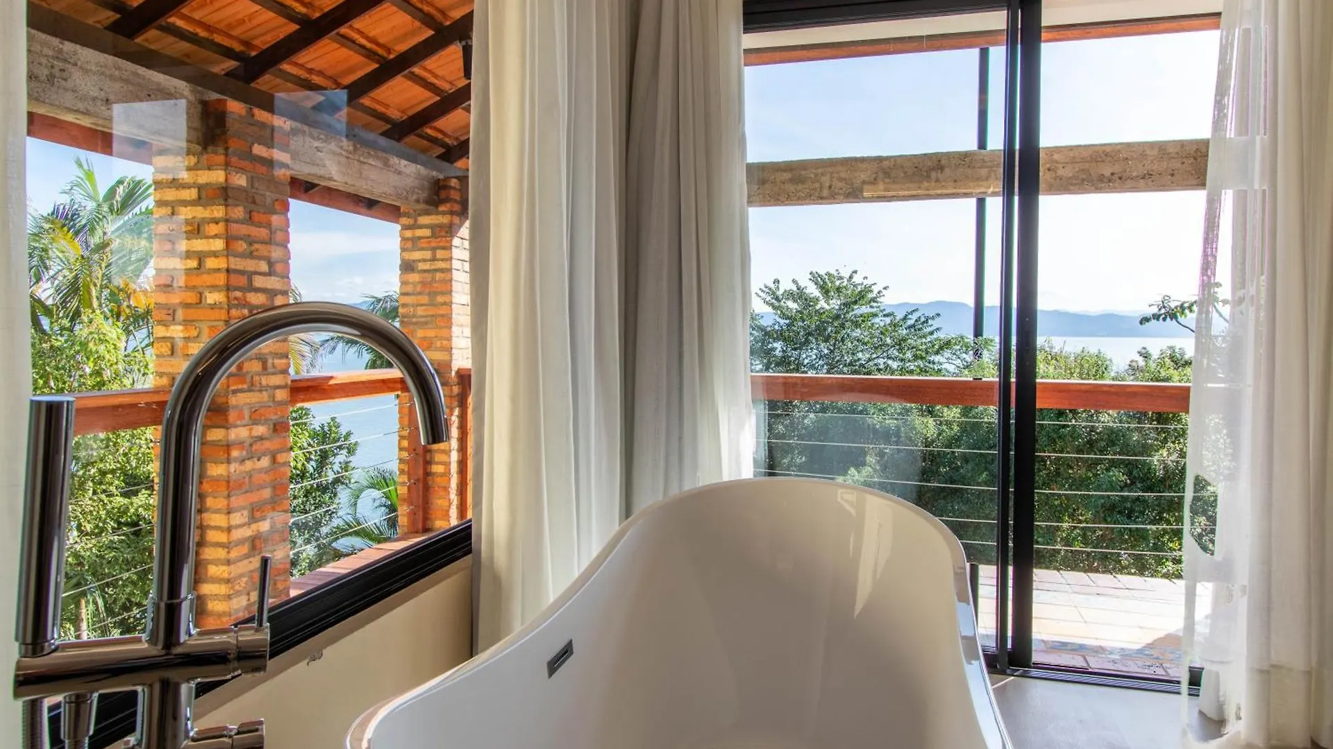Modernidade Com Banheira E Vista Para O Mar Tj1437 Florianopolis 0*,